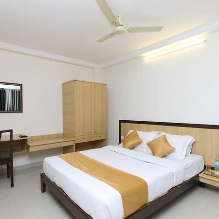 Hotel Half Moon Csennai Kültér fotó