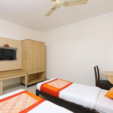 Hotel Half Moon Csennai Kültér fotó