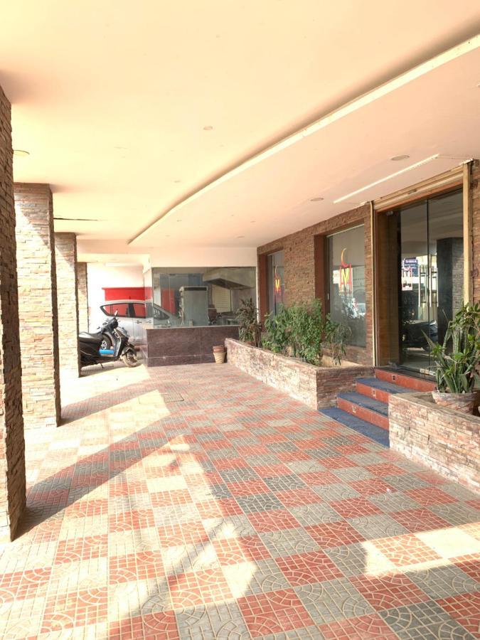 Hotel Half Moon Csennai Kültér fotó
