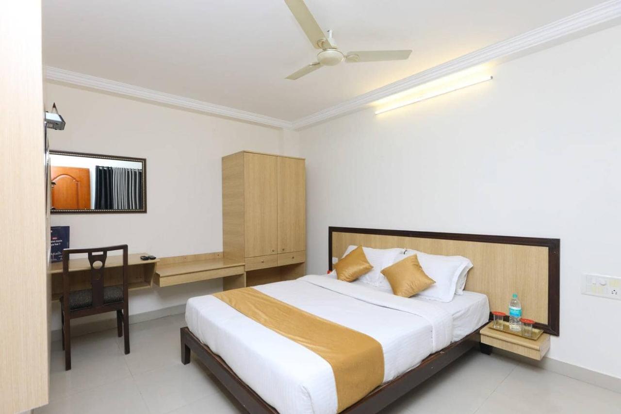 Hotel Half Moon Csennai Kültér fotó