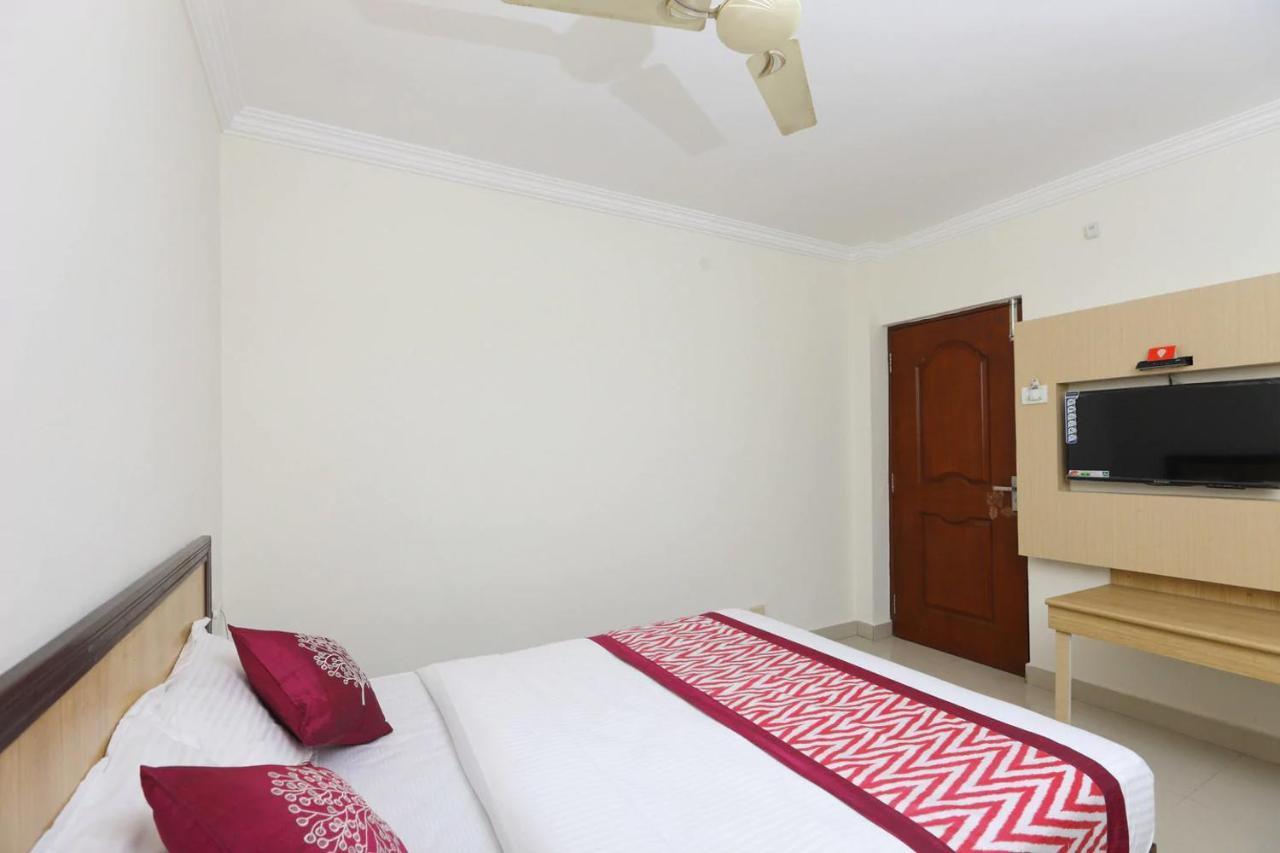 Hotel Half Moon Csennai Kültér fotó