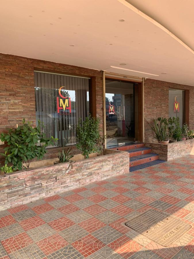 Hotel Half Moon Csennai Kültér fotó