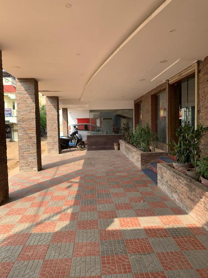Hotel Half Moon Csennai Kültér fotó
