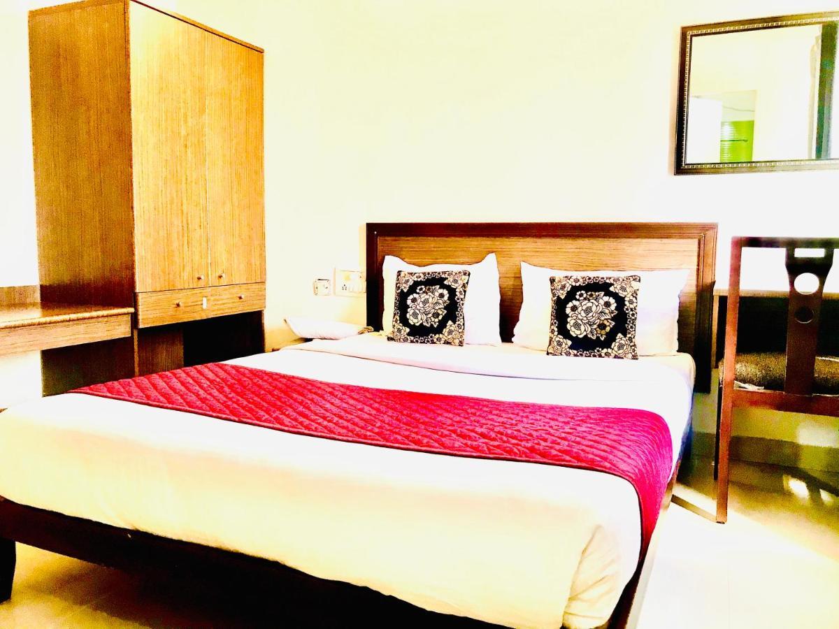 Hotel Half Moon Csennai Kültér fotó