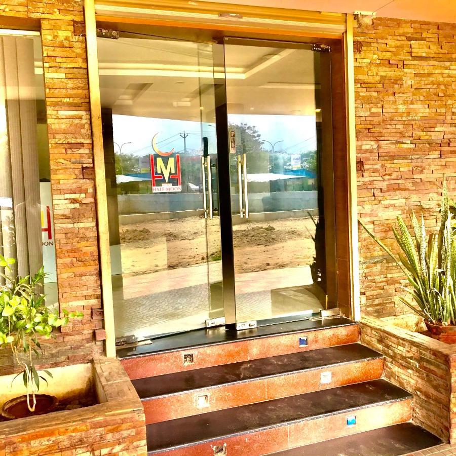 Hotel Half Moon Csennai Kültér fotó