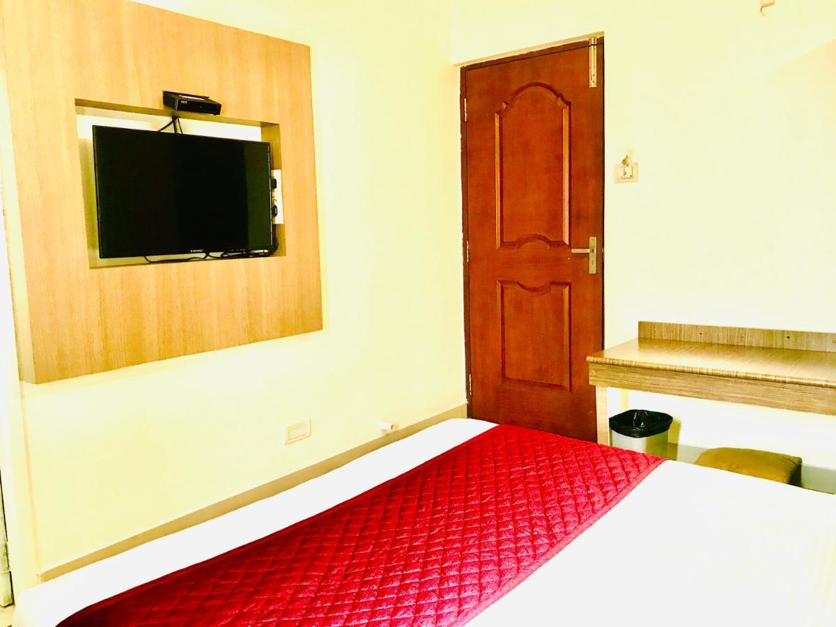 Hotel Half Moon Csennai Kültér fotó