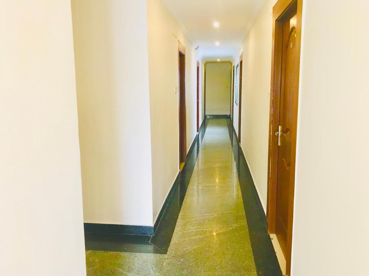 Hotel Half Moon Csennai Kültér fotó